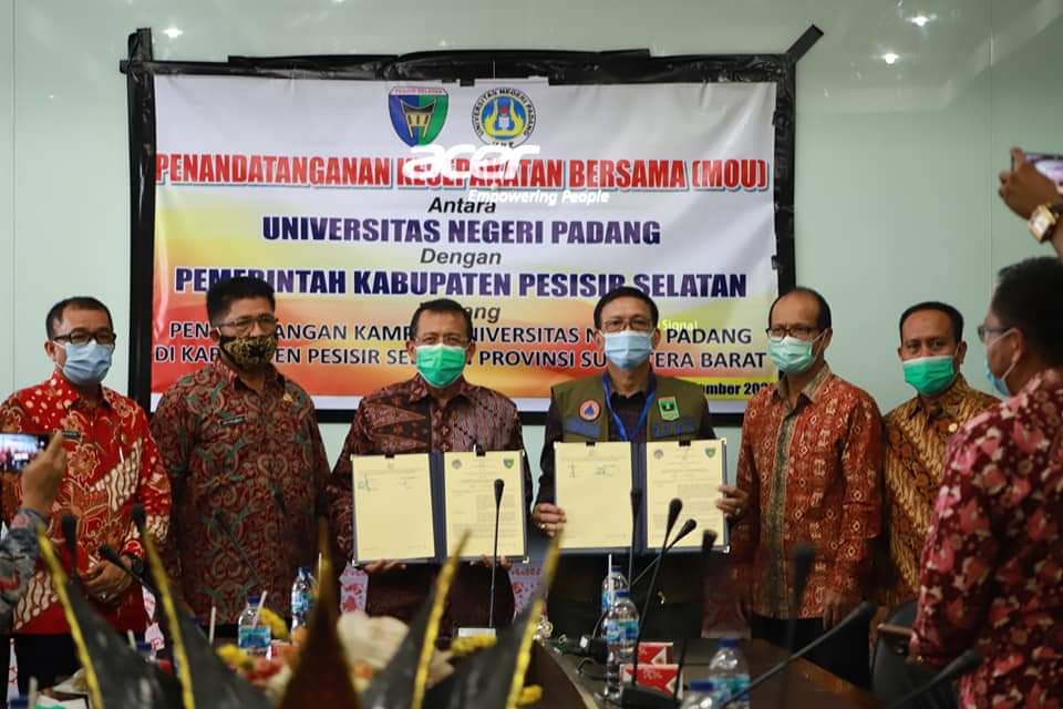 Penandatanganan kerjasama Pemkab Pessel dengan UNP, Rabu (4/11)